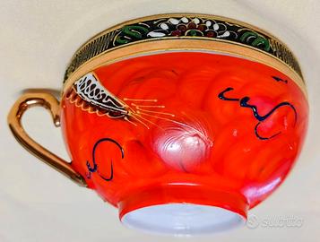 Servizio di tazze in porcellana fine completo.