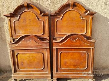 Coppia di letti singoli in legno antico d'epoca