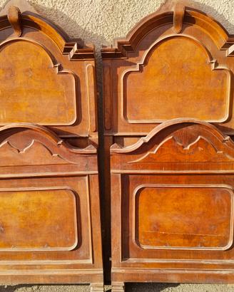 Coppia di letti singoli in legno antico d'epoca