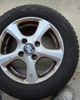 Gomme invernali  Nokian 175/65 con cerchi  R 14 