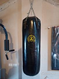 sacco da boxe e guantoni