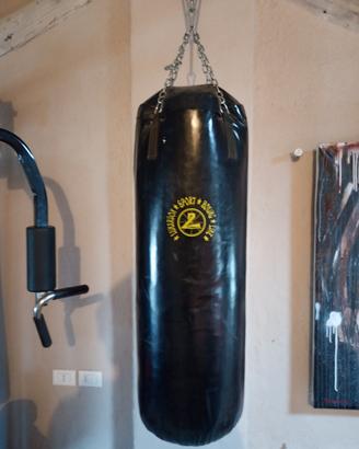 sacco da boxe e guantoni