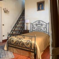 Letto in ferro battuto nero e ottone