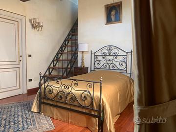 Letto in ferro battuto nero e ottone