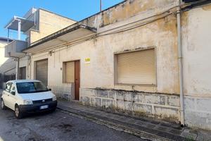 Abitazione con garage da ristrutturare