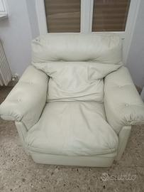 Poltrona in pelle color avorio