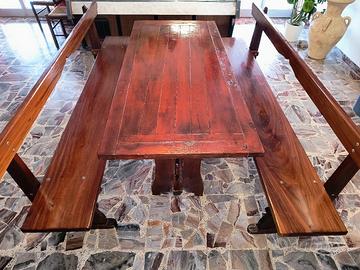 Panche e tavolo in legno