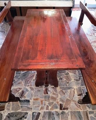 Panche e tavolo in legno