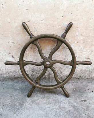 Un timone in bronzo