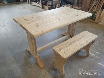 tavolo con panchina in legno vecchio fisso