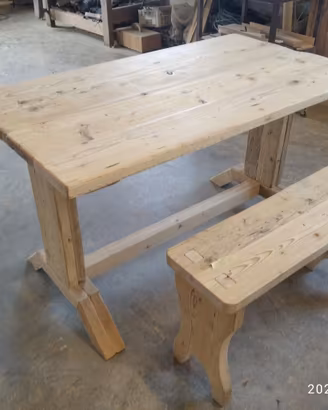 tavolo con panchina in legno vecchio fisso