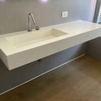Piano in Corian con lavabo incorporato