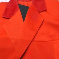 Giacca rossa e pantalone nero