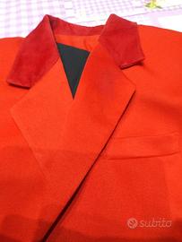 Giacca rossa e pantalone nero