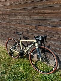 Bicicletta gravel Cube