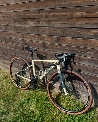 Bicicletta gravel Cube