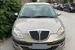 Auto lancia y