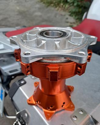 piastra porta corona mozzo ktm 690 husqvarna 701