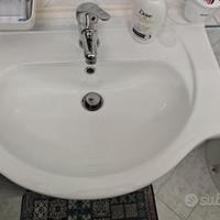 Mobile e lavabo per il bagno