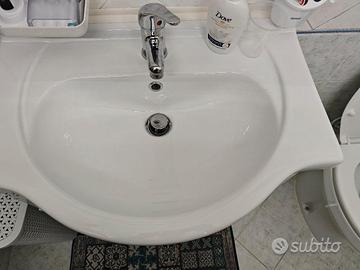 Mobile e lavabo per il bagno