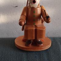Vecchia statuina in legno cacciatore