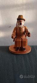 Vecchia statuina in legno cacciatore
