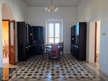 Trilocale in Palazzo d'epoca a due passi dal Porto