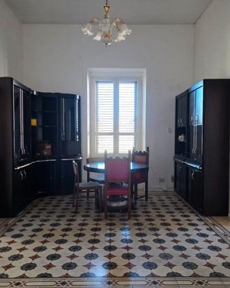 Trilocale in Palazzo d'epoca a due passi dal Porto