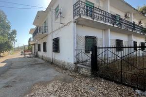 Rif. 275 intero stabile fronte strada -