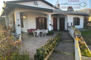 Villa di 250 m² con 5 locali e box auto a Noviglio