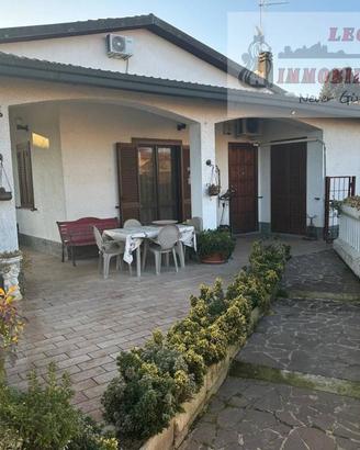 Villa di 250 m² con 5 locali e box auto a Noviglio