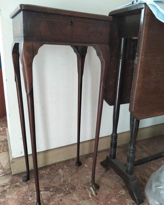 Tavolino portagioie antico