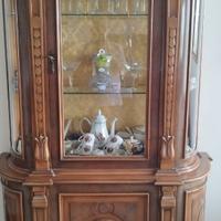 Credenza intarsiata  in noce e vetrina