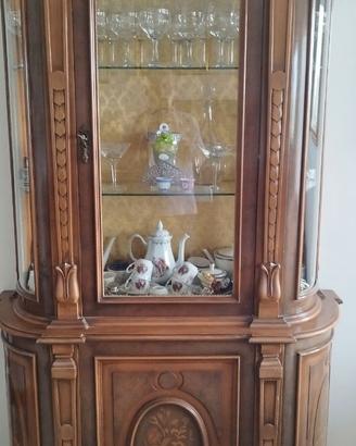 Credenza intarsiata  in noce e vetrina