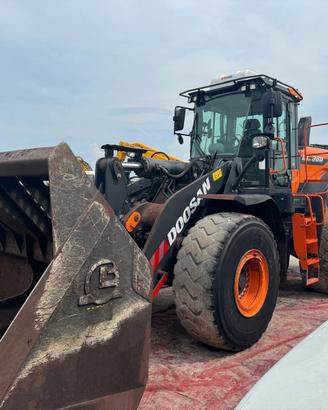 PALA GOMMATA DOOSAN DL380
