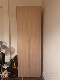 Armadio in legno a 2 ante