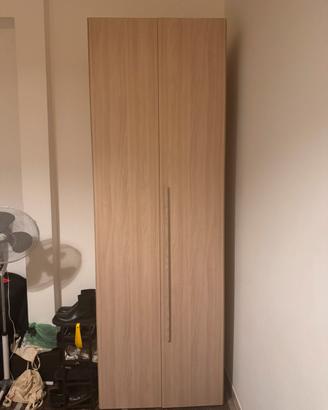 Armadio in legno a 2 ante