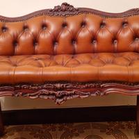 Divano Vintage- Pelle Capitonné e Legno Intagliato