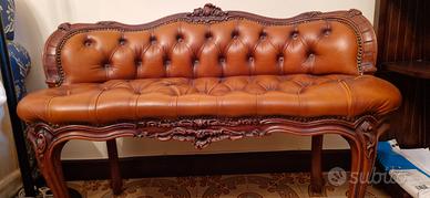 Divano Vintage- Pelle Capitonné e Legno Intagliato