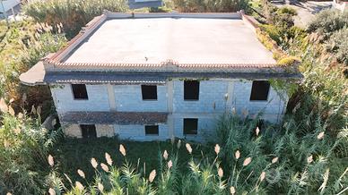 Struttura da ultimare a pochi passi dal mare