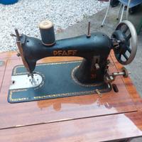 vecchia macchina da cucire con il suo mobiletto