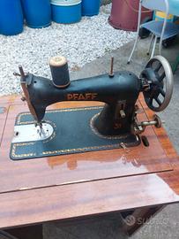 vecchia macchina da cucire con il suo mobiletto