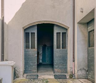 Garage con tinello e  cantina  (Tuscania centro)