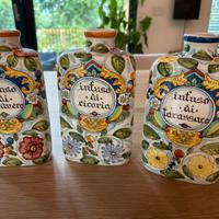 Tre vasi particolari stile farmacia