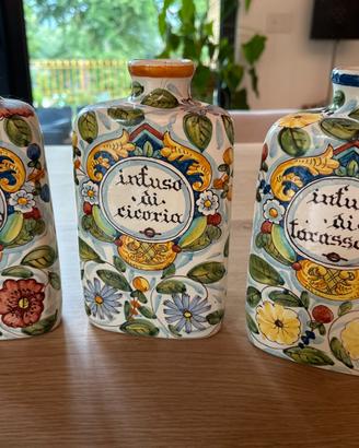 Tre vasi particolari stile farmacia