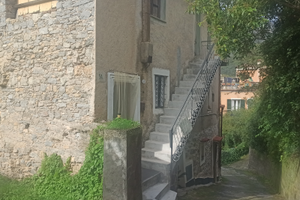 A Castelbianco, sottotetto su casa indipendente
