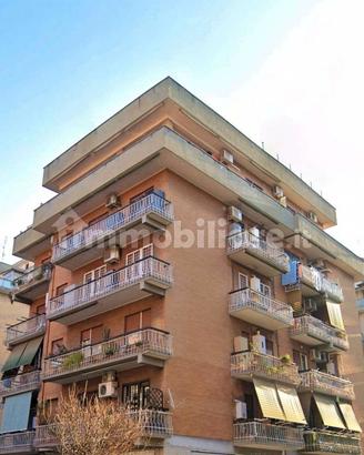 BILOCALE CON BALCONE E ASCENSORE 53 mq