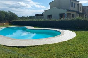 Villette a 160 metri da mare cinta