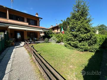 VILLA A SCHIERA A PAULLO