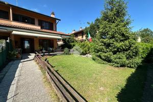 VILLA A SCHIERA A PAULLO